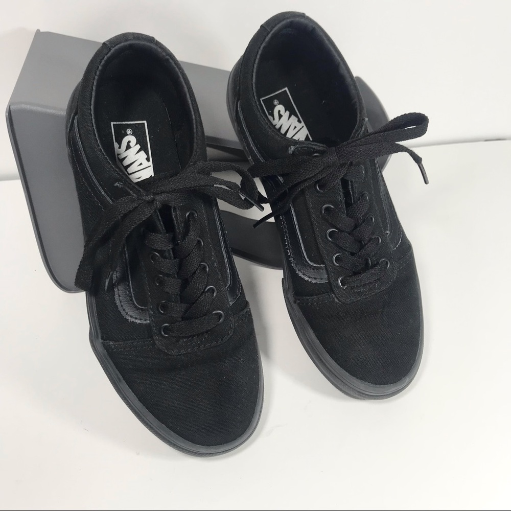 Like New Black old skool Vans low top off the wall Boys Size 2
